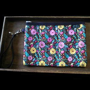 Floral wristlet with removable keychain strap